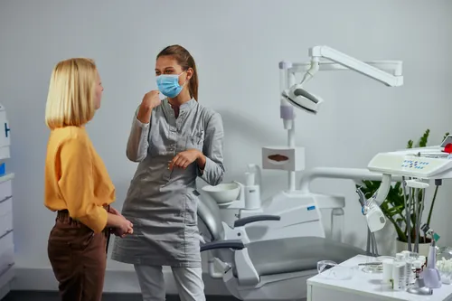 Profesional sanitario hablando con el paciente en la sala