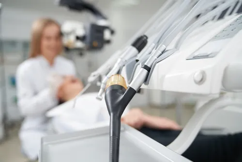 Detalle del equipamiento profesional instalado en la clínica