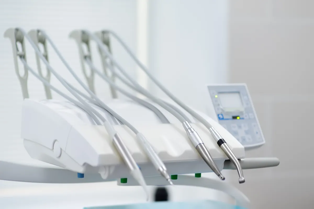 Equipamiento y herramientas profesionales dispuestos en la consulta
