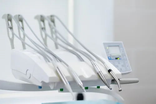 Equipamiento y herramientas profesionales dispuestos en la consulta
