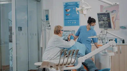 Equipo y paciente dentro de una clínica de diseño moderno