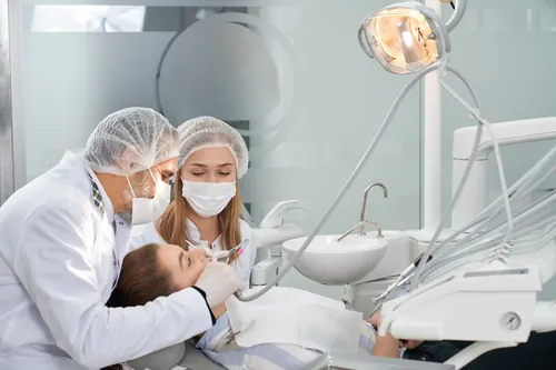 Profesionales trabajando con un paciente en la sala de tratamiento
