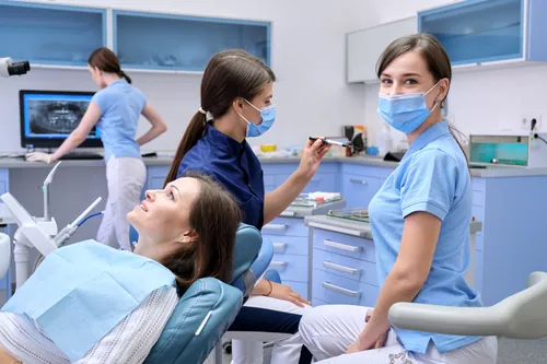 Equipo sanitario tratando a un paciente en la clínica