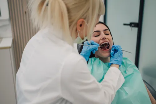 Exploración de la dentadura en una clínica de aspecto moderno