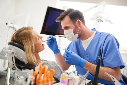 dental-exploracion-mujer-profesional-216
