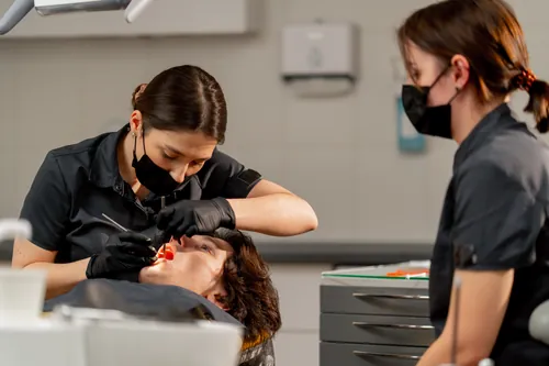 dental-odontologa-examina-boca-204