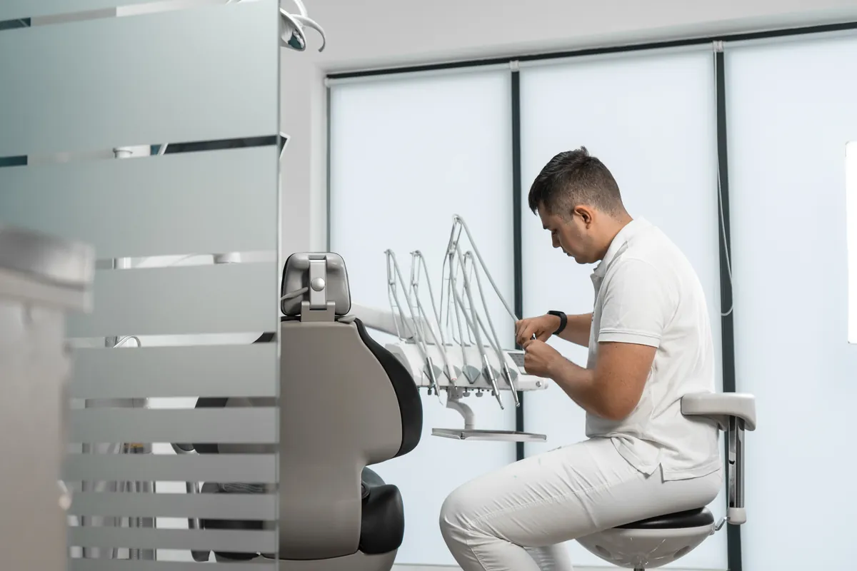 dental-odontologo-preparado-trabajar-171-hero