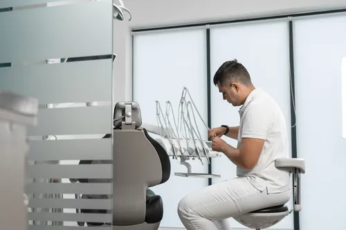 Odontólogo preparado para empezar a trabajar en su consulta