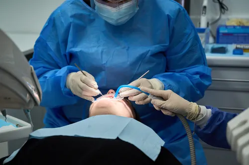 Profesional realizando un procedimiento sobre el paciente tumbado