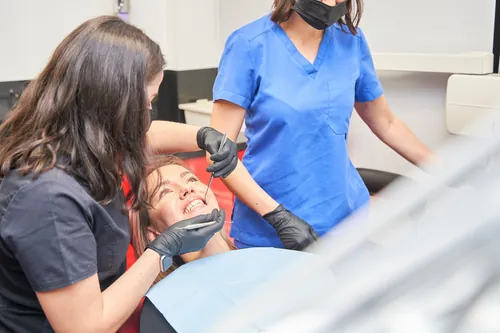 Profesionales con mascarilla durante la exploración de un paciente