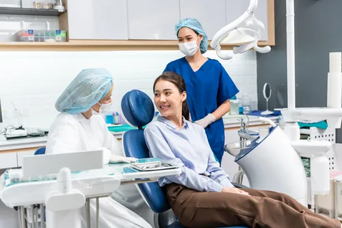 Odontóloga revisando la dentadura de una niña en consulta