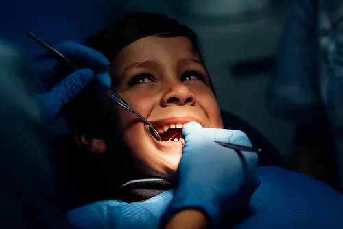 Niño pequeño sometido a una revisión de rutina