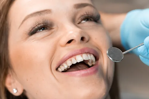 Profesional trabajando con cuidado sobre la sonrisa del paciente