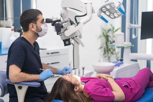 Tratamiento a un paciente en un entorno clínico moderno