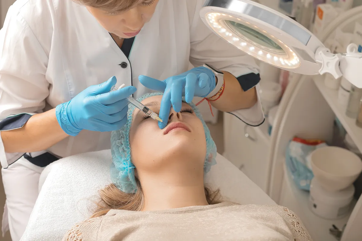 Sesión de aumento de labios en la consulta profesional