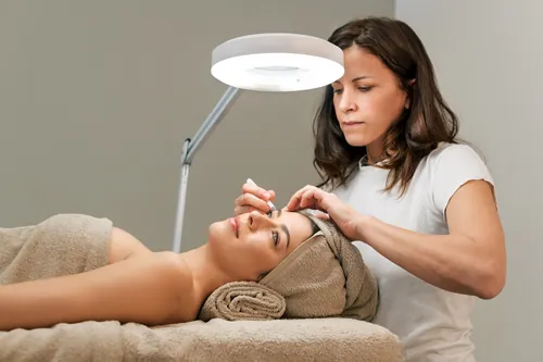 Tratamiento de cejas en una cabina de spa tranquila