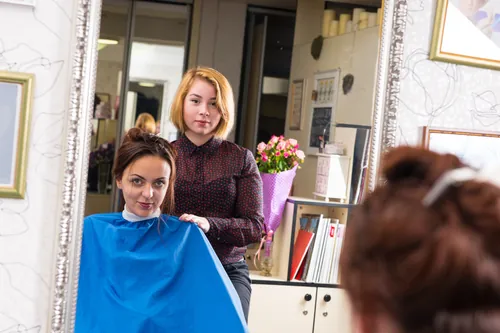 Clienta recibiendo un corte de pelo en la peluquería