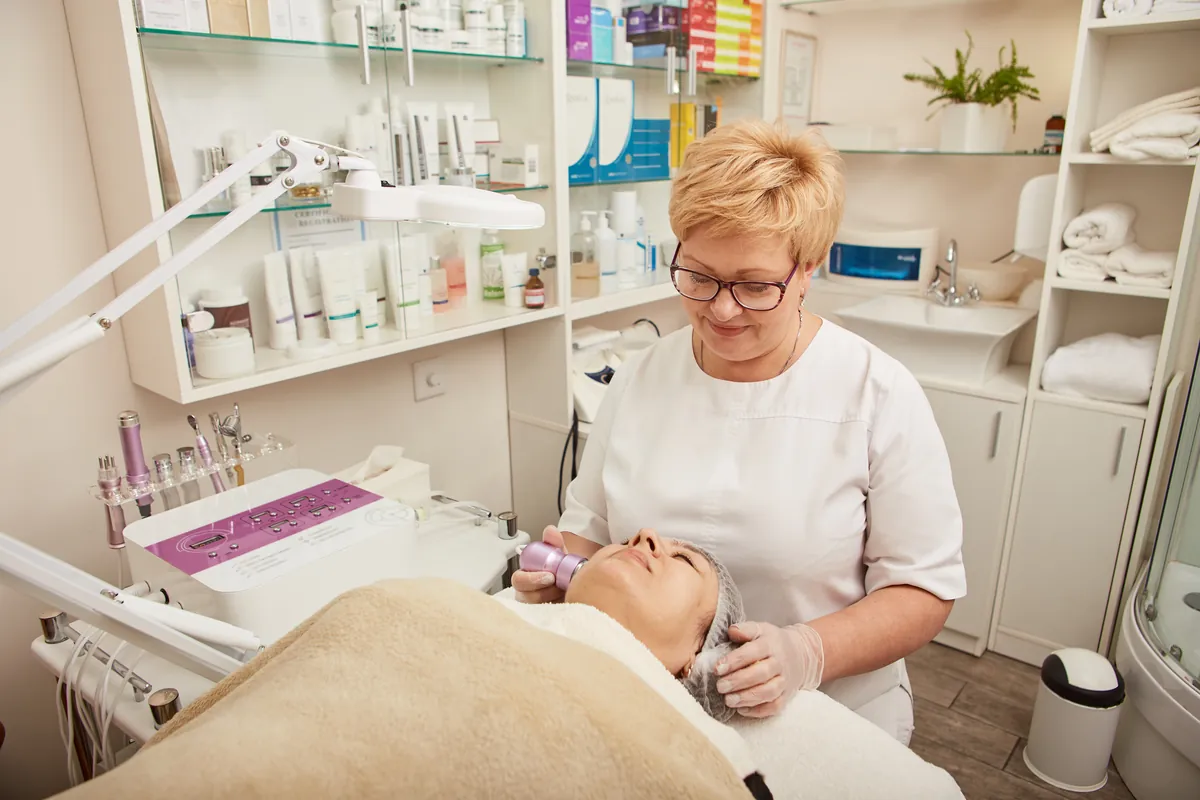 Sesión de crioterapia facial con masajeador frío en cabina