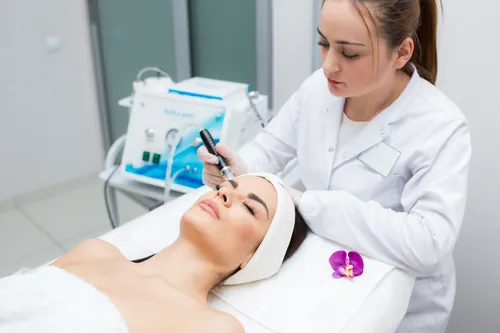 Clienta tumbada en la camilla durante un tratamiento facial