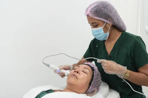 Tratamiento facial en una clínica especializada en cuidado dermatológico