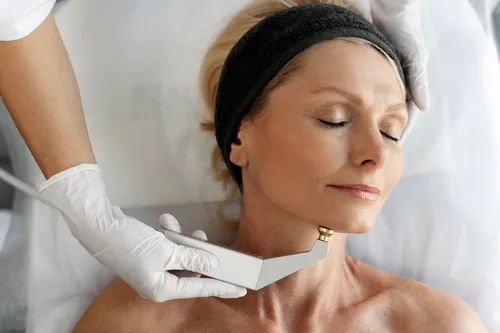 Tratamiento facial en una clínica con ambiente de spa