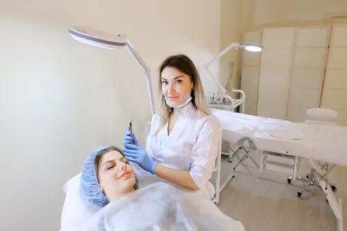 Tratamiento facial realizado en un entorno silencioso y cuidado