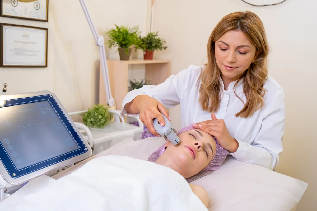 Tratamiento facial realizado en un salón de belleza