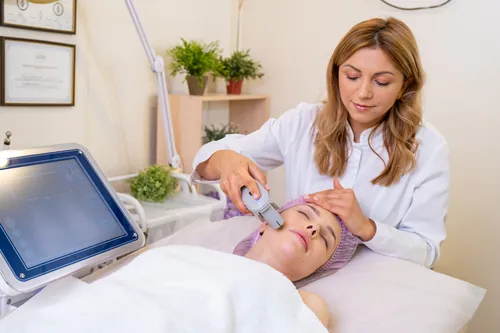 Tratamiento facial realizado en un salón de belleza