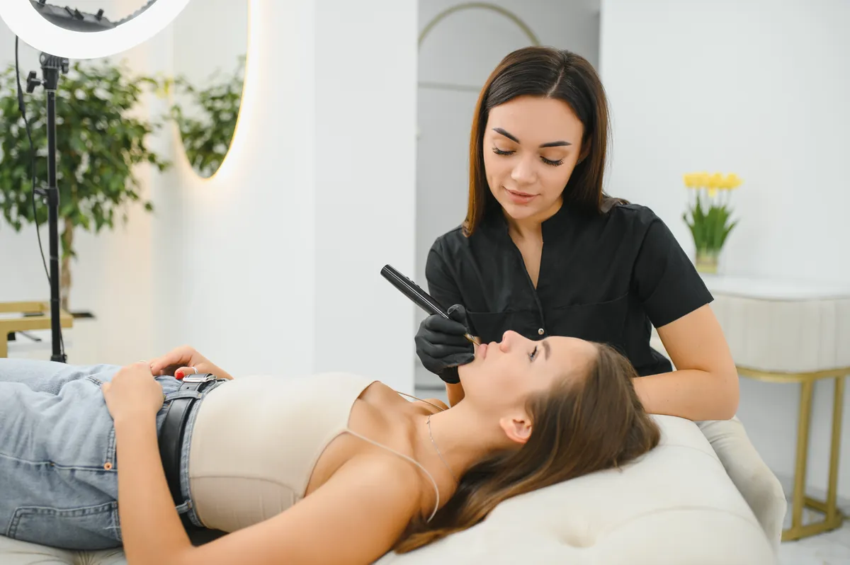 Tratamiento facial en una cabina de spa muy luminosa