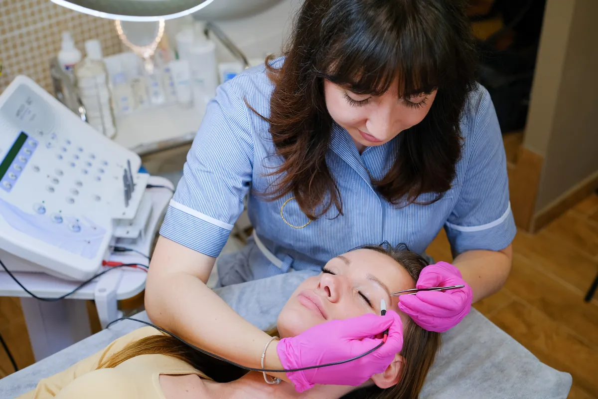 Tratamiento facial realizado en un spa de carácter médico
