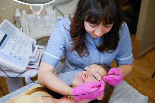 Tratamiento facial realizado en un spa de carácter médico