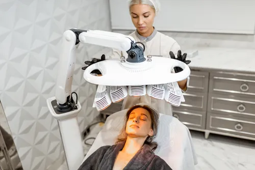 Sesión de fototerapia con luz led sobre el rostro
