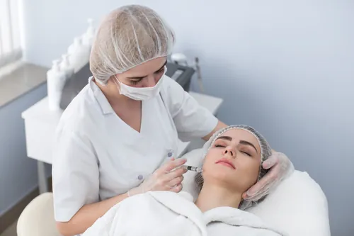 Aplicación de una inyección cosmética en una clínica especializada