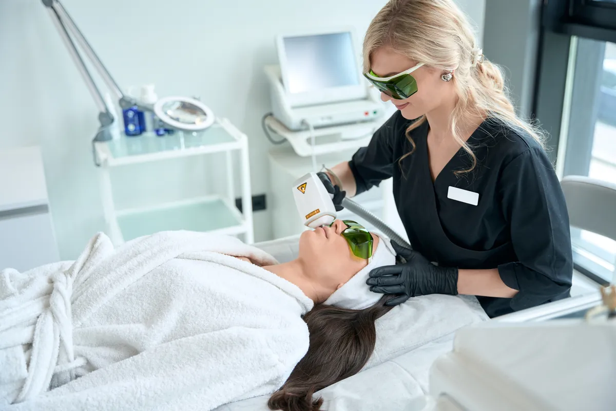 Sesión de láser facial realizada en una clínica especializada