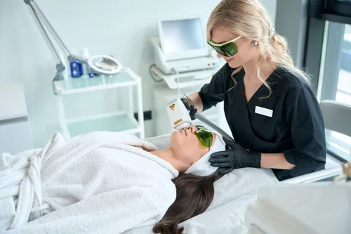 Sesión de láser facial realizada en una clínica especializada