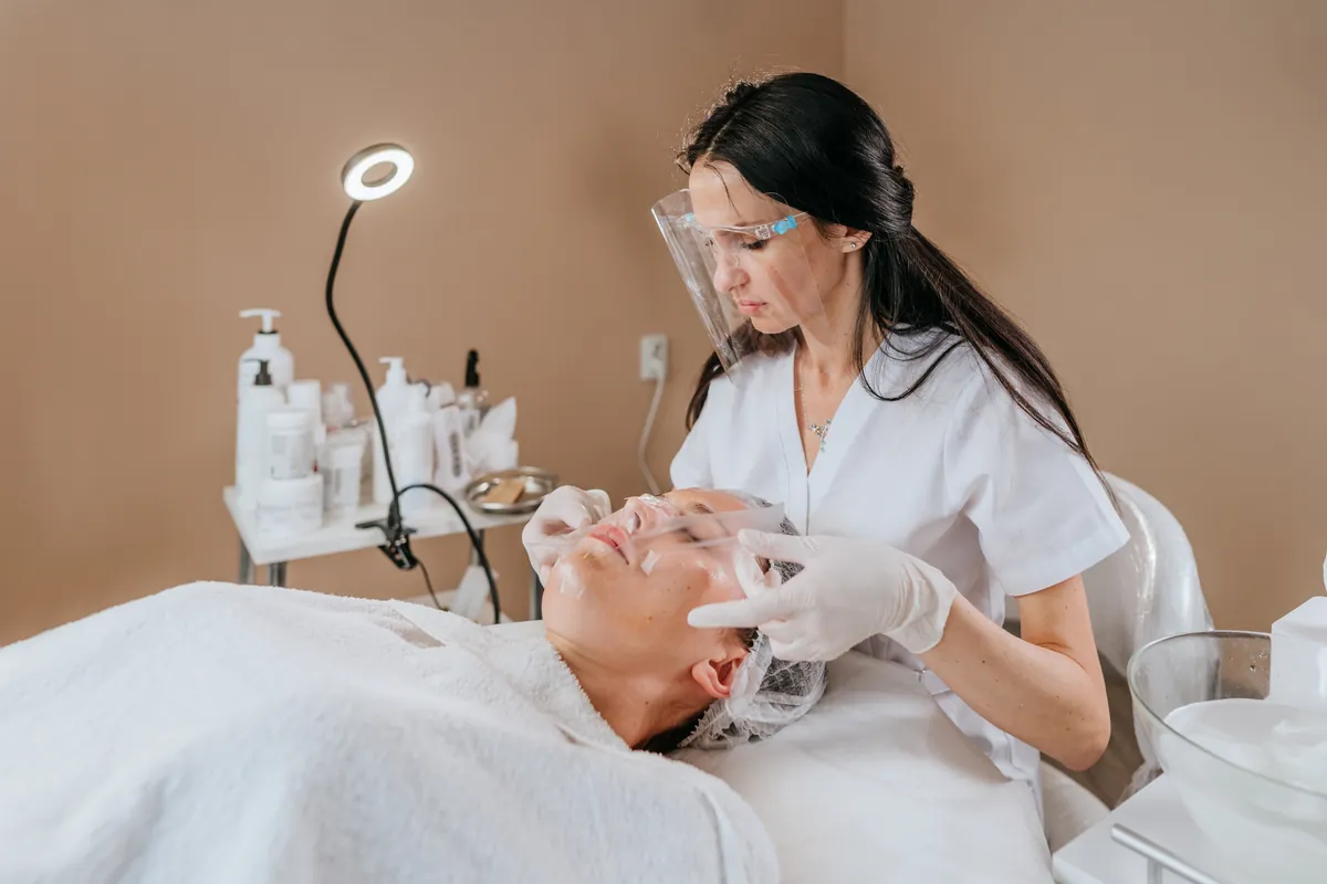 Sesión de limpieza facial profunda realizada en la cabina
