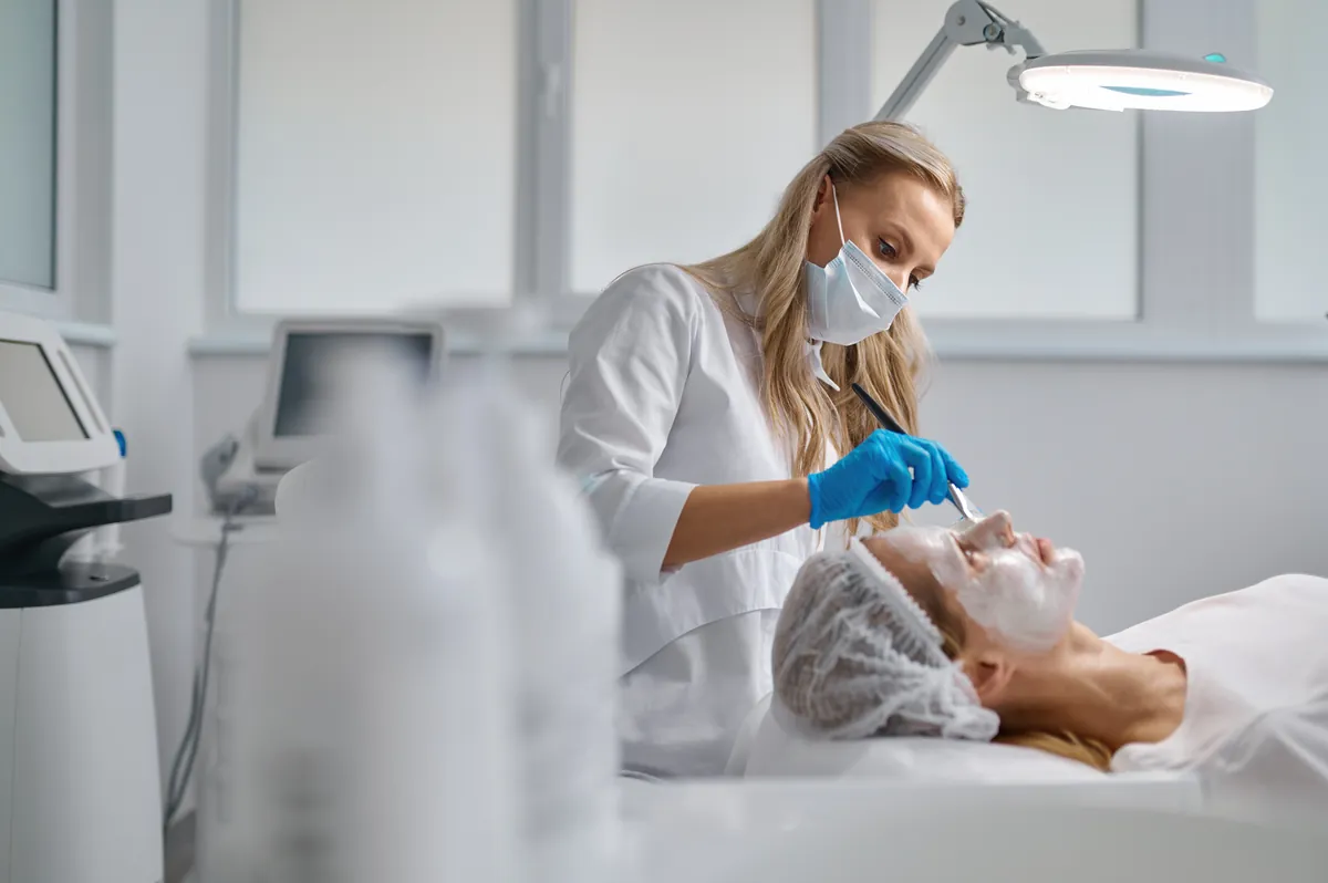 Aplicación de una mascarilla de arcilla sobre el rostro