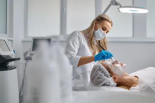 Aplicación de una mascarilla de arcilla sobre el rostro