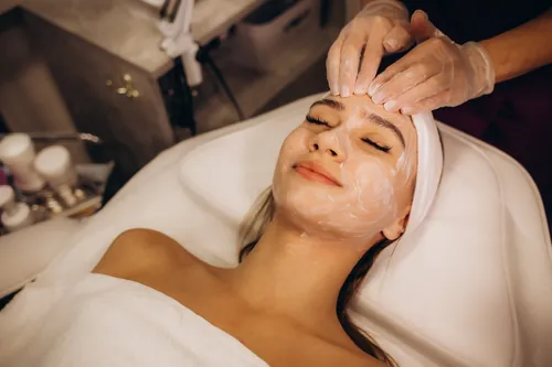 Aplicación de una mascarilla facial en una cabina de spa