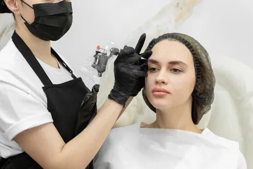 Sesión de micropigmentación de cejas en el salón de belleza