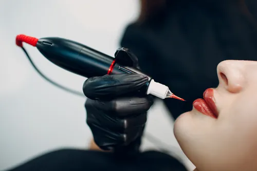 Detalle de una micropigmentación de labios en el salón