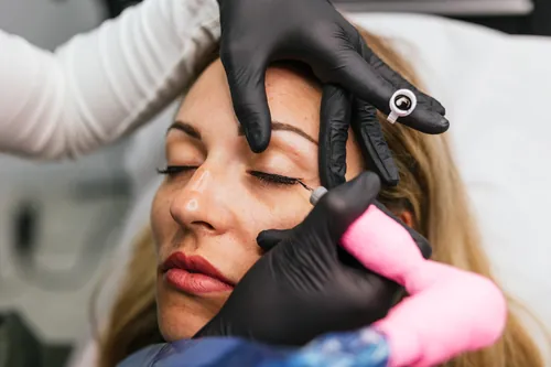 Detalle de un procedimiento cosmético realizado por una profesional
