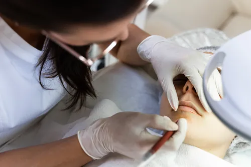 Profesional realizando un procedimiento facial en la cabina