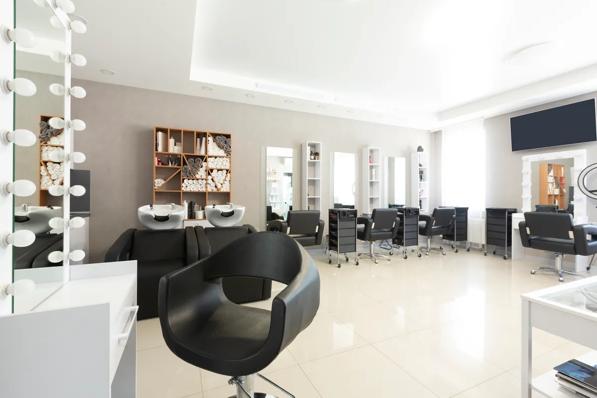 Interior moderno y despejado de un salón de belleza