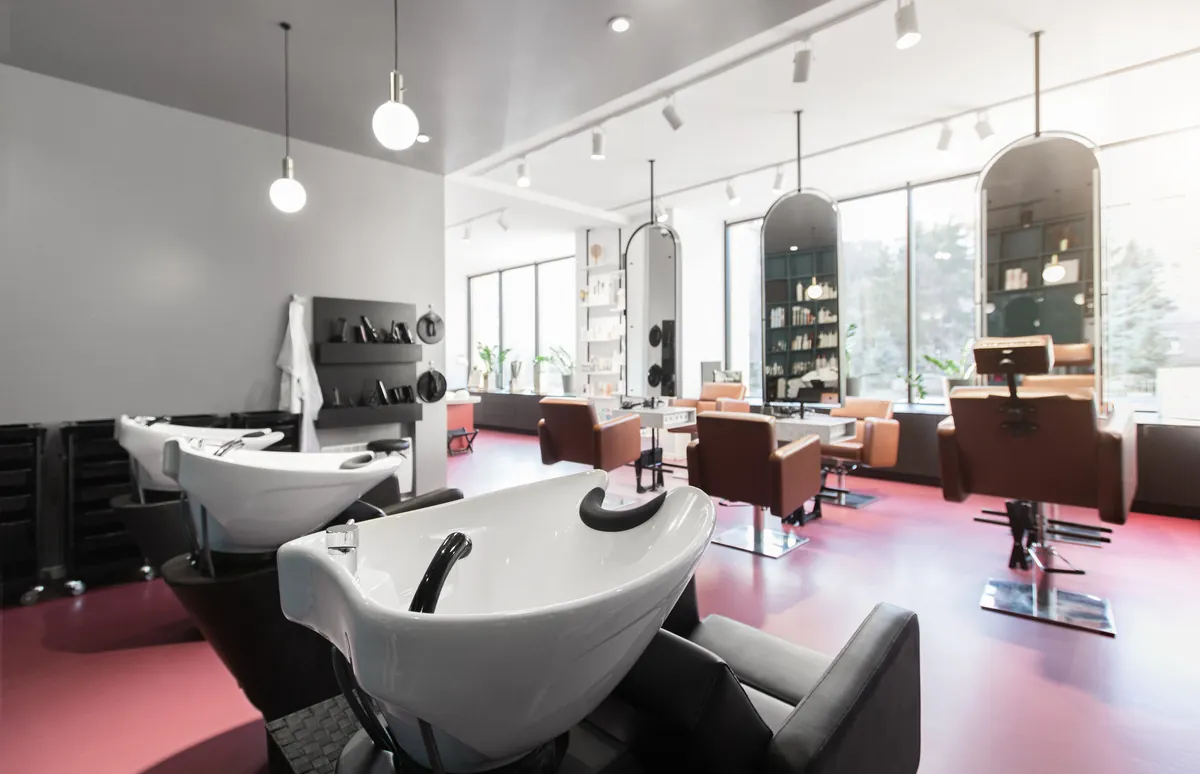Interior luminoso de un salón de estética con zona de maquillaje