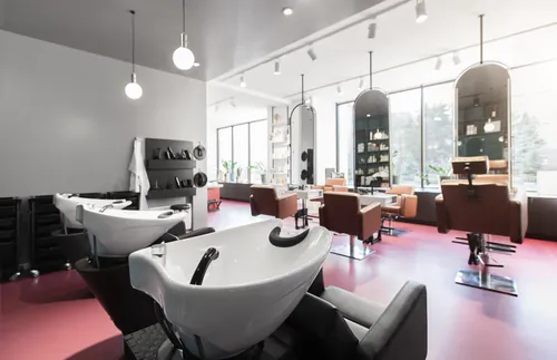 Interior luminoso de un salón de estética con zona de maquillaje