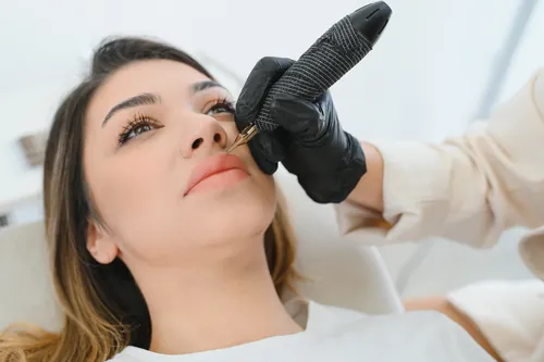 Tratamiento de tatuaje de labios en una clínica de belleza