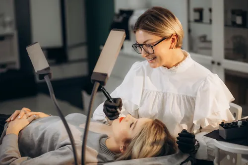 Procedimiento de tatuaje de labios en el salón de belleza