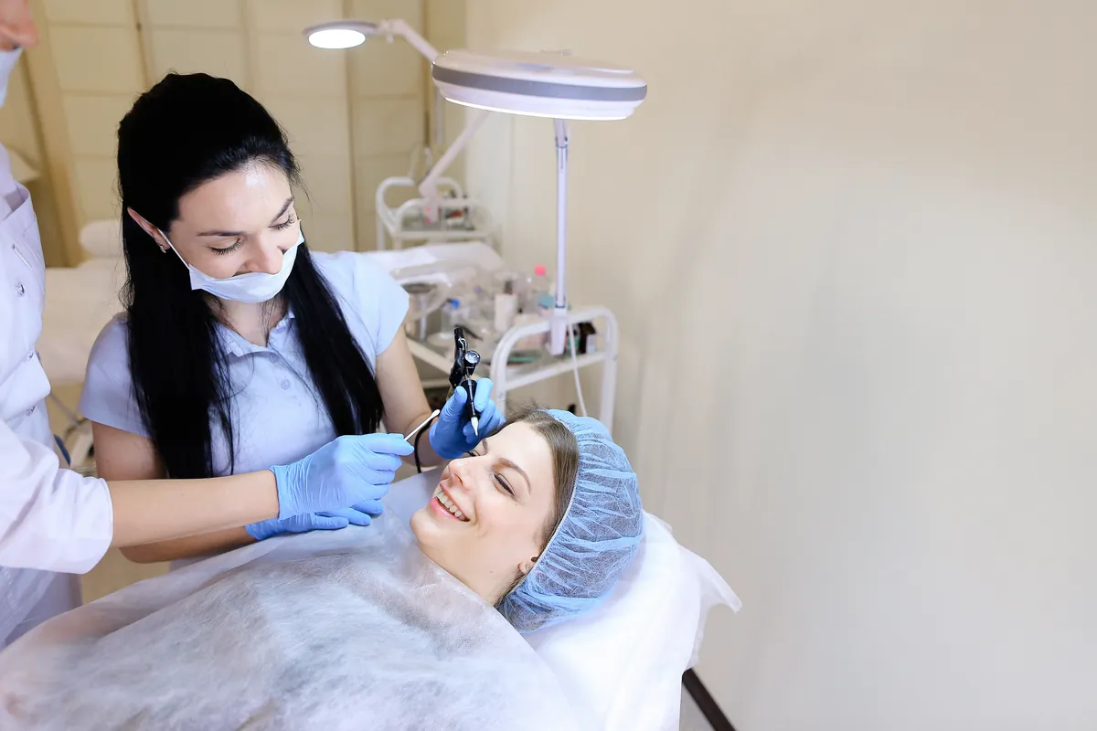 Especialistas realizando un tratamiento facial en un centro sanitario