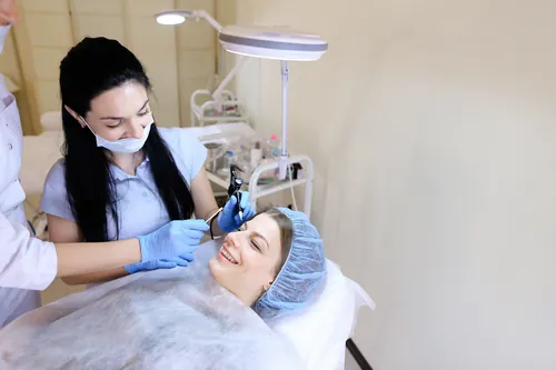 Especialistas realizando un tratamiento facial en un centro sanitario